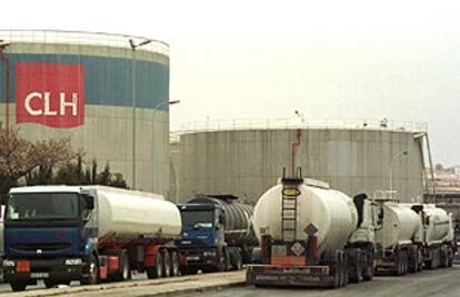 Varios camiones de CLH esperan para poder acceder a las instalaciones de la compañía.