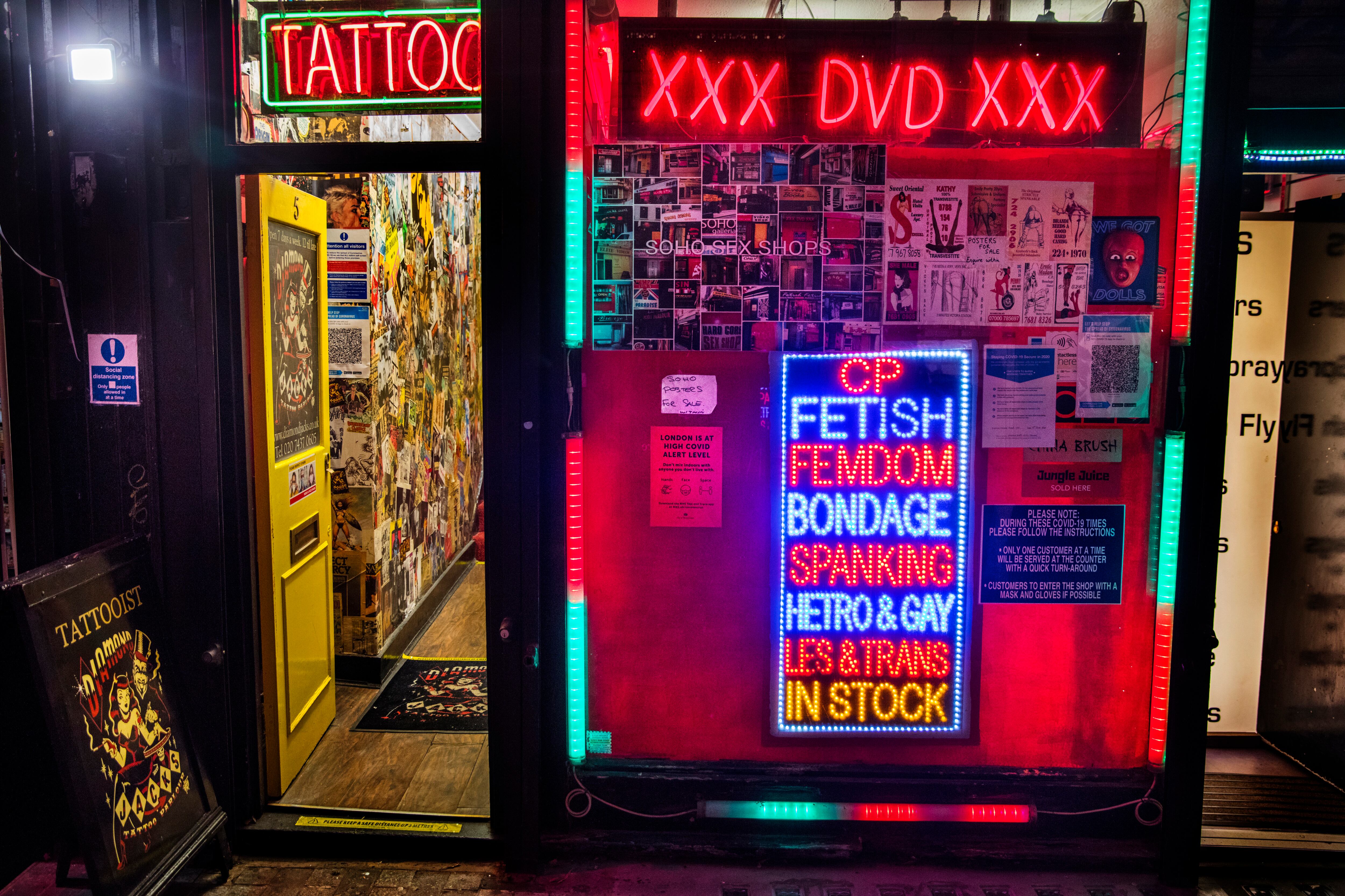 Un estudio de tatuaje y librería sexual en el Soho de Londres (Reino Unido). 