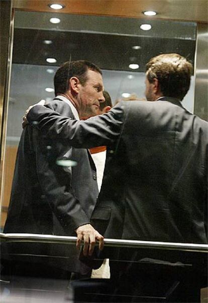 Juan José Ibarretxe recibe el apoyo del presidente del PNV, Josu Jon Imaz, en un ascensor antes de reunirse anoche con sus militantes en Vitoria.