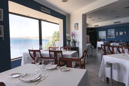 Comedor del restaurante Nelson, con vistas a la bahía de Arinaga, en Gran Canaria.