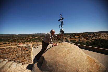 Luis Sánchez, en la terraza de la fortaleza de Puente del Congosto, Salamanca.