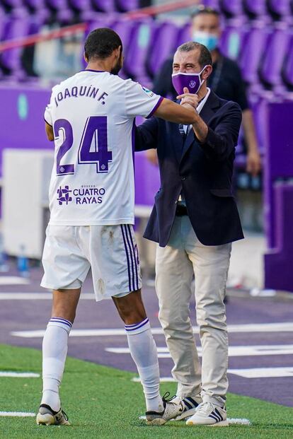 El directivo David Espinar junto al futbolista del Real Valladolid CF Joaquín Fernández.