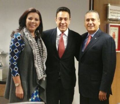 Omar Fayad (centro) con Carolina Monroy, secretaria general del PRI, y Manilo Fabio Beltrones, presidente del partido.