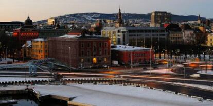 Acciona construirá dos túneles gemelos de 20 kilómetros de longitud para trenes de alta velocidad en Noruega. Los túneles, que serán los más largos del país, unirán Oslo y la ciudad de Ski, para formar así el eje central de un desarrollo ferroviario interurbano hacia el Sur de la capital noruega. Se trata del mayor contrato ferroviario de la historia de Noruega, con 1.000 millones de euros.