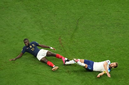 Harry Kane (derecha) y Dayot Upamecano chocan en una disputa de balón en el partido entre Inglaterra y Francia. 