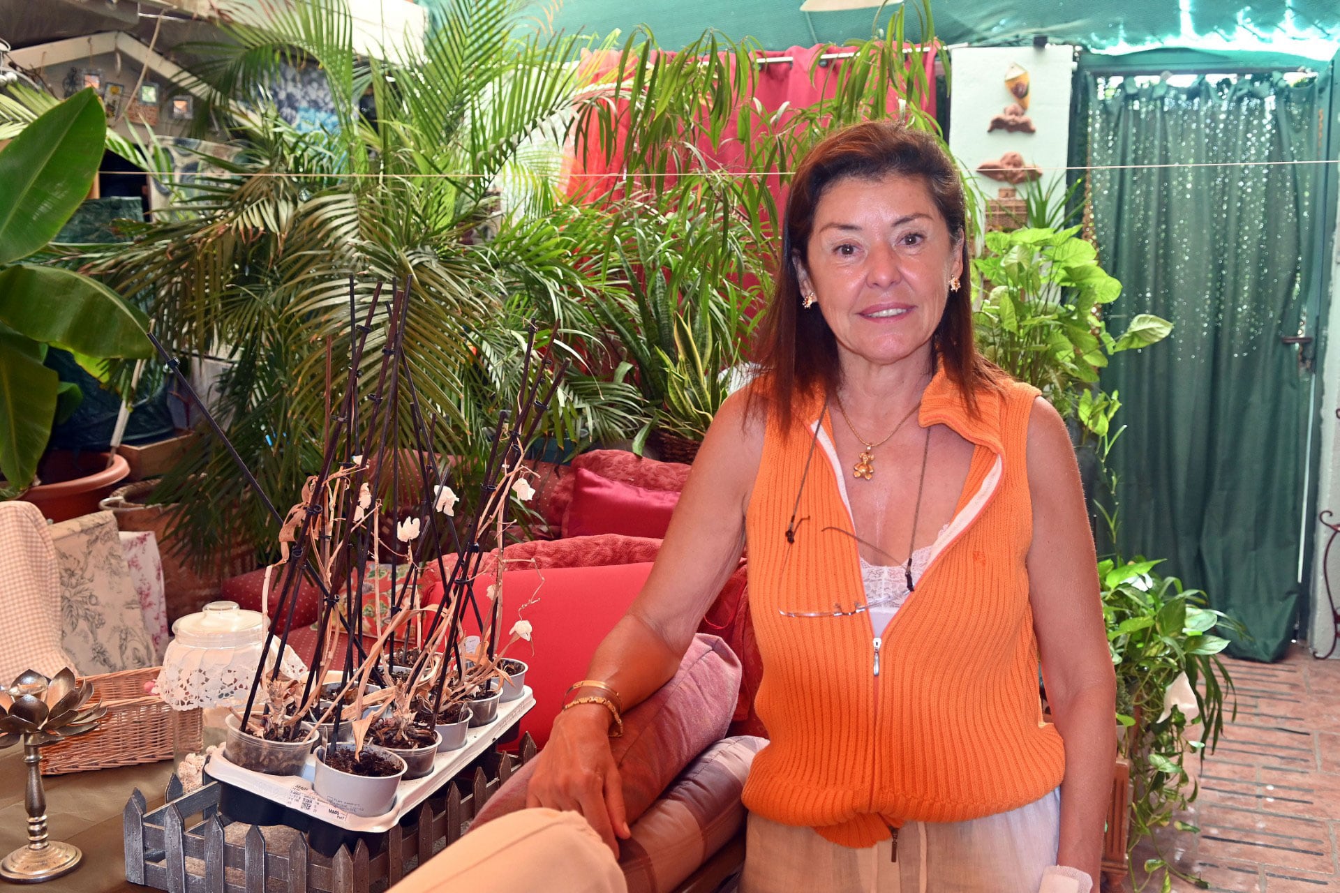 Maribel Gómez, en su casa de Marbella, donde cuida de su hermana, enferma de ELA. 