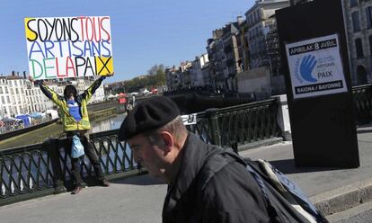 La banda terrorista culminó su desarme unilateral e incondicional el 8 de abril de 2017. ETA entregó a Francia la ubicación de ocho depósitos con 120 armas y tres toneladas de explosivos, cinco años y medio después de anunciar el cese definitivo de la violencia.
