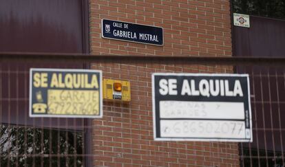 Dos carteles de alquiler en la calle de Gabriel Mistral, en Madrid. 