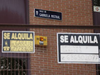 Dos carteles de alquiler en la calle de Gabriel Mistral, en Madrid. 