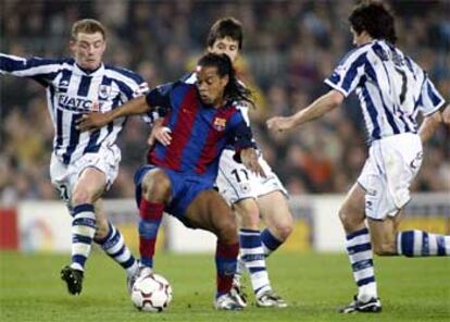 Ronaldinho controla el balón ante Potillon, Gabilondo y Jauregi.