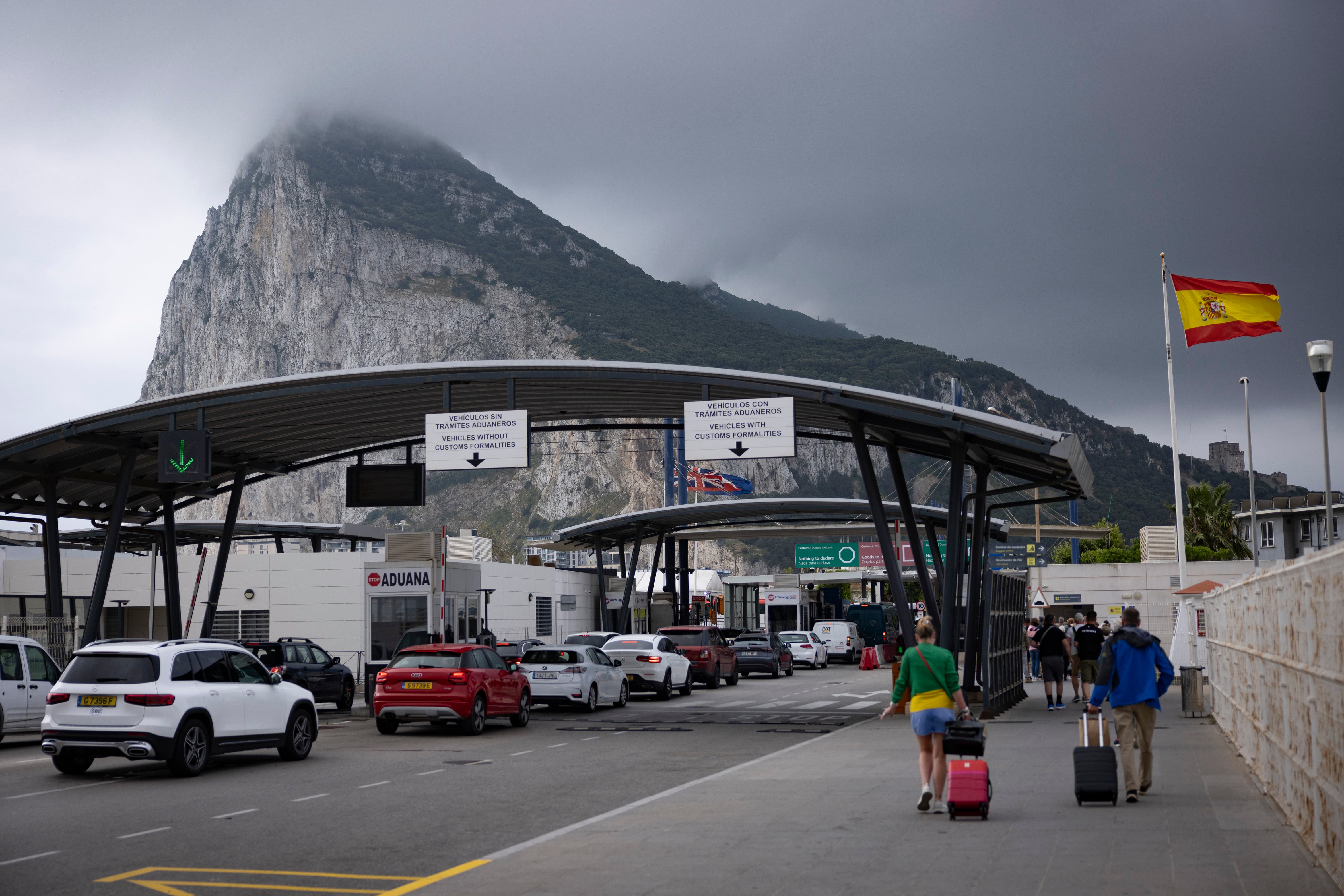 España y Gibraltar se preparan para endurecer los controles en La Verja por si fracasa el acuerdo 