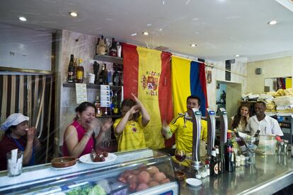 COLOMBIA. Arturo y su familia han vivido la primera Fase desde el bar que regentan cerca del Parque del Retiro de Madrid. Nos cuentan que en su país hay gente que vende el frigorífico para comprar una buena tele para ver el Mundial.