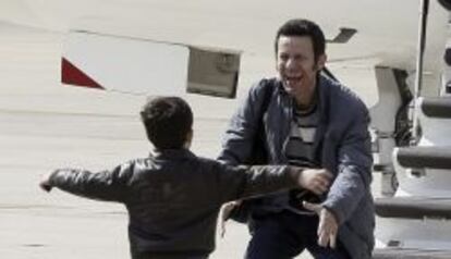 El periodista de 'El Mundo' Javier Espinosa se dispone a abrazar a su hijo tras aterrizar en la base Aérea de Torrejón.
