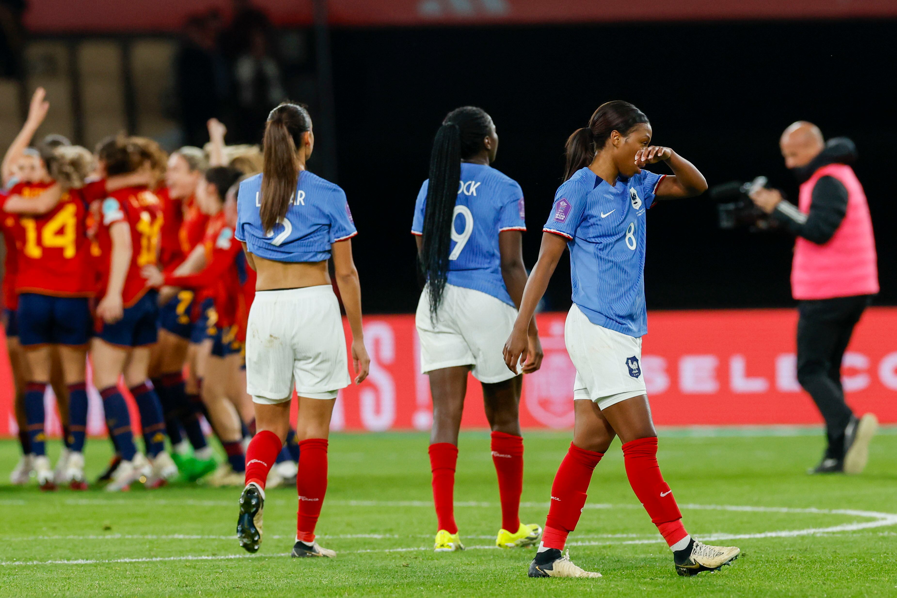 Las jugadoras de Francia, desde la izquierda, Maëlle Lakrar, Eugénie Le Sommer y Grace Geyoro abandonan el terreno de juego tras caer ante España.