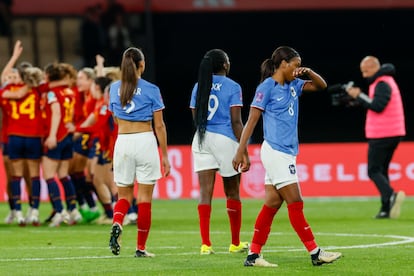 Las jugadoras de Francia, desde la izquierda, Maëlle Lakrar, Eugénie Le Sommer y Grace Geyoro abandonan el terreno de juego tras caer ante España.