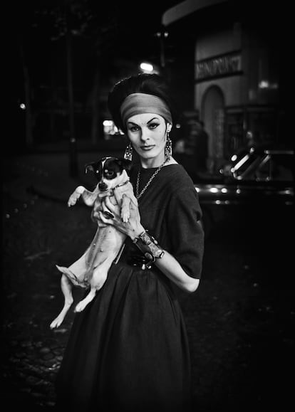 'Jacky y Adèle Chanel', París (1960). Esta es la imagen usada por los organizadores de la exposición como portada del catálogo.