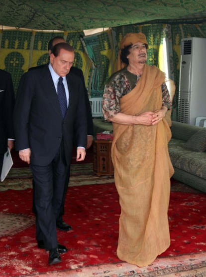 El primer ministro, Silvio Berlusconi, y el líder libio, Muamar el Gadafi en Trípoli en junio de 2010