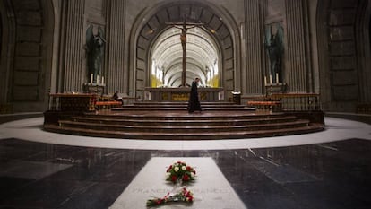 Tumba de Francisco Franco, en el crucero central de la basílica del Valle de los Caídos.