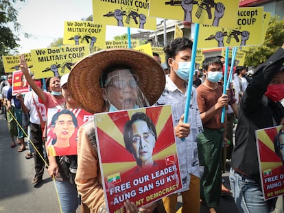 Manifestantes protestan contra la junta militar con imágenes de la líder birmana Aung San Suu Kyi, este lunes en Mandalay.
