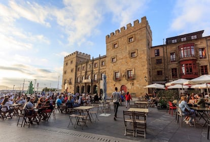 Gijón, la ciudad más poblada de Asturias (271.000 habitantes), se ha convertido en una de las urbes más animadas del norte, y una de las más visitadas. Vital y bulliciosa, muchos viajeros aprecian el ambiente popular de sus estrechas calles asomadas al Cantábrico. Gijón, en definitiva, es una ciudad que depara muchas sorpresas: su casco histórico, repleto de restaurantes y sidrerías en los que saborear una tentadora gastronomía marinera, está lleno de bellos palacios modernistas, yacimientos arqueológicos, museos y exposiciones de arte, acompañadas de eventos y festivales. Sus largas playas de arena dorada se convierten en verano en el eje de la vida nocturna. La más codiciada es la de San Lorenzo, una de las playas urbanas más bonitas y limpias de España; y la preferida por los surfistas, la de Piles. <br><br> <i>Gijón está a 30 minutos por carretera de Oviedo.</i>