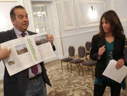 Kino Martínez, secretario general de los hosteleros de Gipuzkoa, muestra un folleto en la rueda de prensa sobre el aeropuerto de Hondarribia.