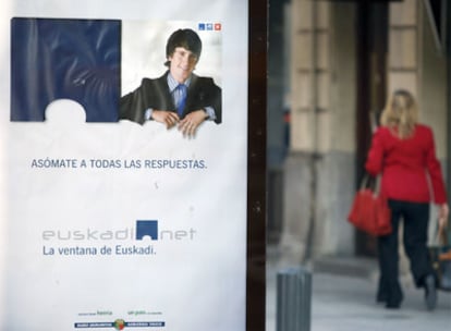 Una marquesina con publicidad del portal de Internet del Gobierno vasco en una céntrica calle de Bilbao.