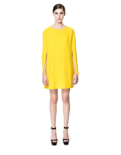 En Zara podemos encontrar este modelo amarillo. (39,95 euros).