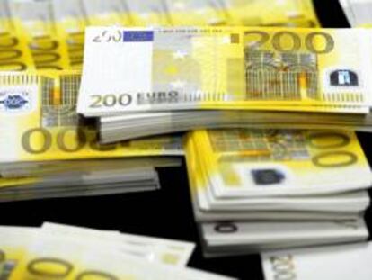 Vista de varios billetes falsos de 200 euros. EFE/Archivo