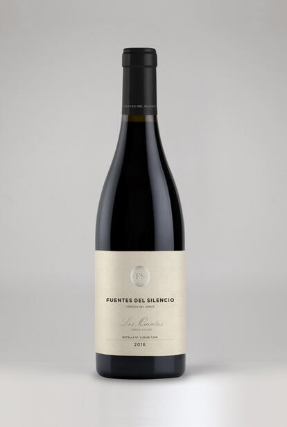 De microparcelas. Fuentes del Silencio presenta Las Quintas 2016, el primer tinto de su colección de vinos de microparcelas, una expresión pura de las características específicas de sus terroirs. Procede de viñedos situados al sur del Valle del Jamuz (León) que descansan en suaves pendientes con orientación norte y protegidos del viento por el Monte Teleno. Los suelos sobre los que se asientan son ricos en hierro y arcilla, cualidades que dan al vino concentración y estructura, pero que también propician frescura y equilibrio. Se trata de una edición limitada con 7.340 botellas. Precio: 24 euros.