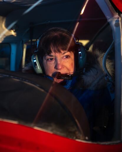 La piloto Phyllis Tate, de 82 años, en la cabina de su Cessna 206 en Fairbanks, Alaska (EE UU). Tate, quien ha pasado gran parte de su vida en las zonas rurales del Estado, es ahora la líder de una organización de mujeres piloto. “Me siento muy satisfecha de haber logrado esto. Amo la aventura, conocer a otras mujeres y que haya camaradería”. 