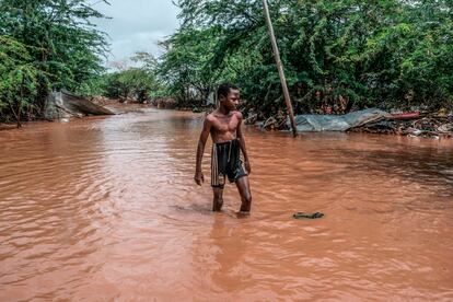 Cambios torrenciales.
Un niño en medio de una de las habituales inundaciones que las lluvias torrenciales están descargando sobre Dolow, Somalia, el pasado 25 de noviembre. 