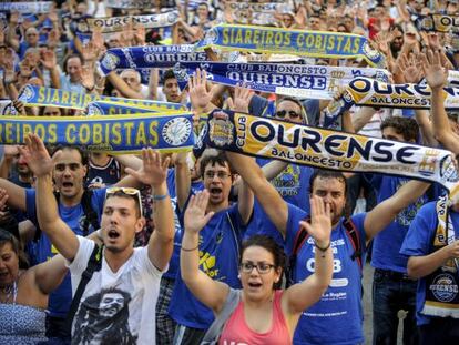 La afici&oacute;n del Ourense durante la manifestaci&oacute;n convocada para reclamar una plaza del equipo en la liga ACB 