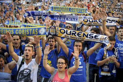 La afici&oacute;n del Ourense durante la manifestaci&oacute;n convocada para reclamar una plaza del equipo en la liga ACB 