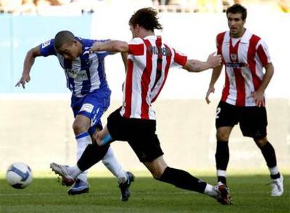 Baha avanza con el balón ante la presencia del defensor Amorebieta