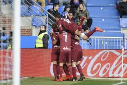 Alegría de los jugadores del Eibar tras marcar en Mendizorroza.