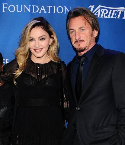 A pesar de la tormentosa relación que Madonna mantuvo con Sean Penn, los artistas siguen siendo muy amigos. En la imagen, la cantante y el actor durante la quinta gala benéfica Sean Penn y amigos, que busca recaudar fondos para ayudar a Haití. "La forma en que (Sean) ha cambiado Haití en los últimos seis años y medio es increíble. Estoy muy orgullosa de ti, muy orgullosa de saber de ti. Así que quiero decir: Sean, te quiero desde el momento en que puse los ojos en ti y todavía te quiero igual", dijo durante la gala celebrada este año.