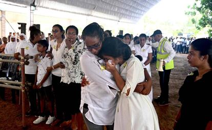 Funeral em memória das vítimas dos atentados na Igreja de São Sebastião em Negombo