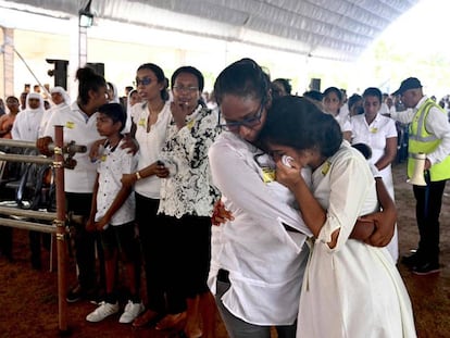 Funeral em memória das vítimas dos atentados na Igreja de São Sebastião em Negombo