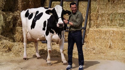 El presidente de la Junta de Andalucía, Juan Manuel Moreno, durante la visita realizada a la finca agroganadera en la localidad cordobesa de Añora.