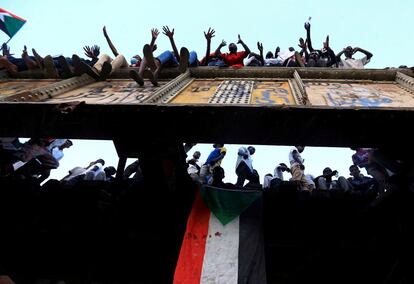 Manifestantes sudaneses asisten a una protesta frente al recinto del ministerio de defensa en Jartum (Sudán), el 2 de mayo de 2019. Los líderes de las protestas de Sudán exigieron a mediados de abril la cesión inmediata del poder de la junta militar a un gobierno civil, para que este llevase ante la justicia al depuesto presidente Omar Al Bashir, quien gobernó Sudán durante 30 años.