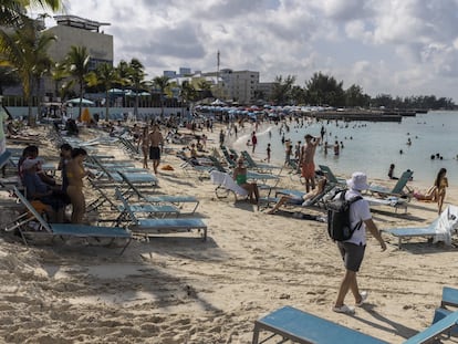 Turistas en una playa de Nasáu (Bahamas), el 22 de diciembre de 2022.