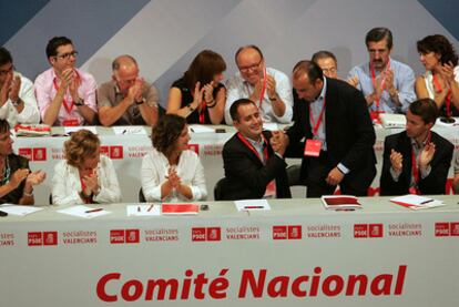 Jorge Alarte felicita al alcalde de Elche y vicesecretario general del partido, Alejandro Soler, tras su intervención en el comité.