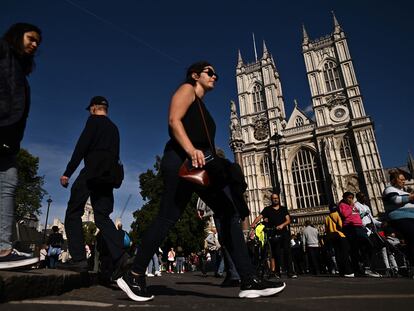 Miles de ciudadanos han desfilado estos días frente a la Abadía de Westminster, donde este lunes se celebraba el funeral de Estado por Isabel II.