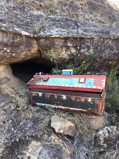 Ataúd bara, en la boca de una cueva del parque nacional Isalo.