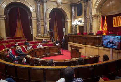 El Parlament, el pasado 22 de abril en su celebración de Sant Jordi con lecturas de textos de  Felícia Fuster, Teresa Juvé y Joan Triadú.