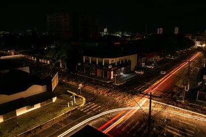 Bairro sem luz em Macapá nesta terça-feira.