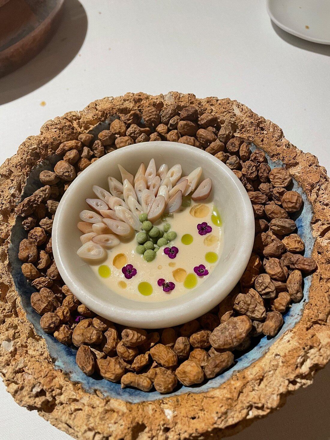 Sopa fría de chufas escabechadas, rabanizas y navajas, de La Salita. Imagen proporcionada por el restaurante.