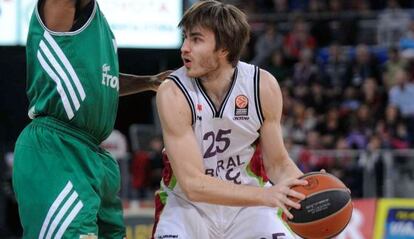 Jelineek prepara un lanzamiento en el partido contra el Panathinaikos. 