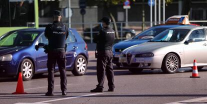 Dos agentes de la Policía Nacional durante un control policial en una calle de Móstoles, Madrid (España)