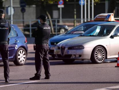 Dos agentes de la Policía Nacional durante un control policial en una calle de Móstoles, Madrid (España)
